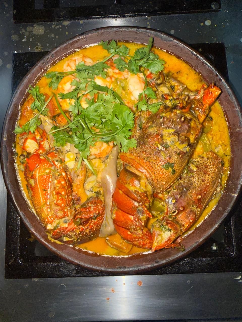 Moqueca de peixe em tigela de barro