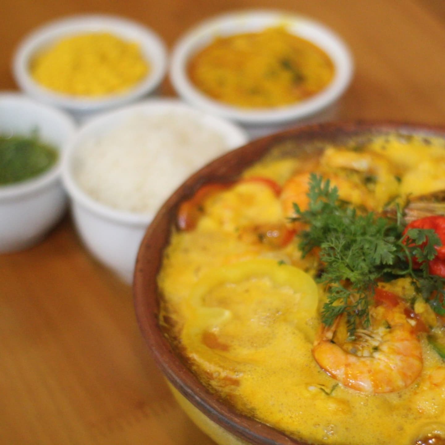 Executivo com moqueca de camarão